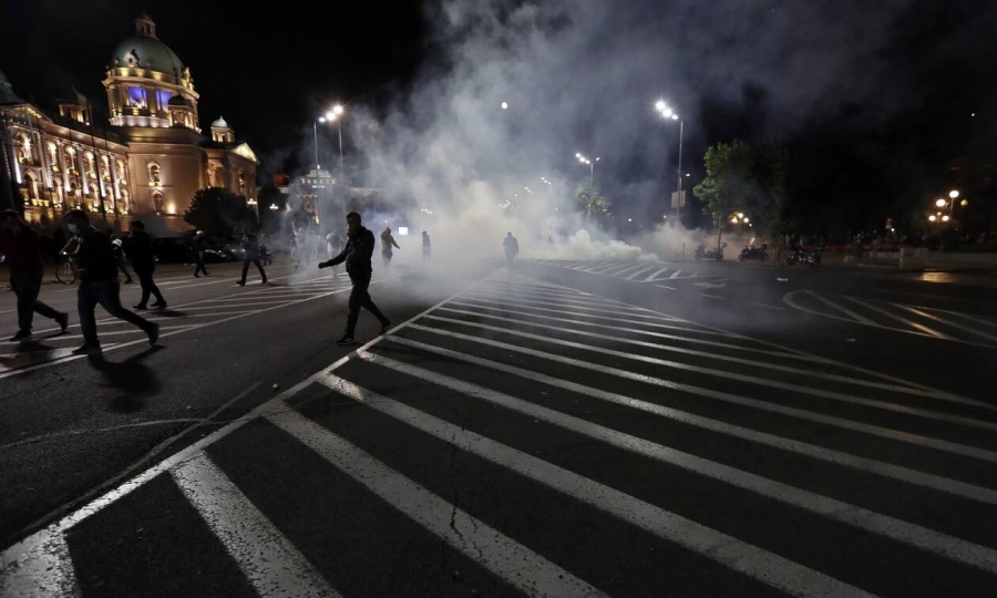 Σερβία: Εισβολή διαδηλωτών στο κοινοβούλιο μετά την ανακοίνωση νέου lockdown