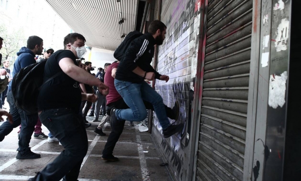 Ένταση και χημικά στο Υπουργείο Εργασίας - Επιχείρησαν να σπάσουν την πόρτα