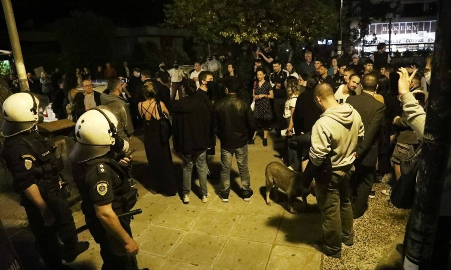 Κορονοϊός: Το «φαινόμενο της πλατείας» ανησυχεί την κυβέρνηση